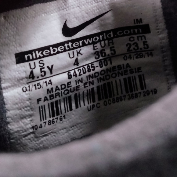 Nike boys shoes. Size 4.5 Y - Picture 7 of 7